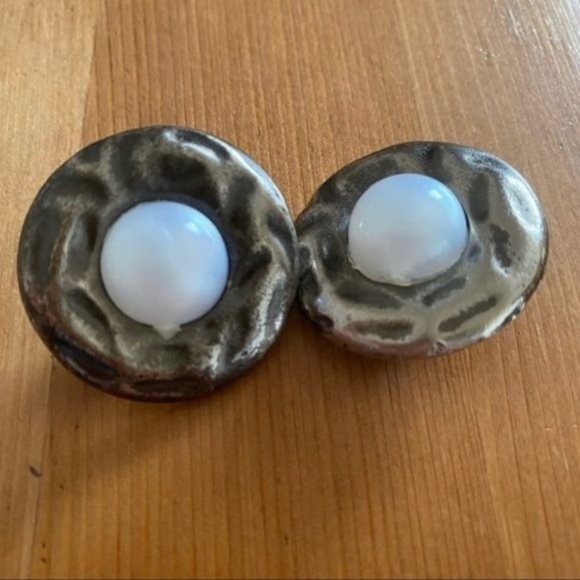 Vintage 80’s Faux Pearl Enamel Clip On Earrings - Picture 5 of 5